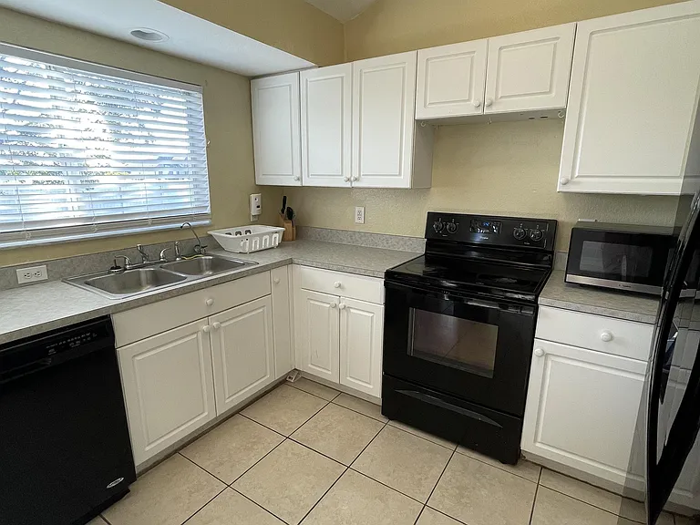 1602 SW 16th Ct — Photo 8