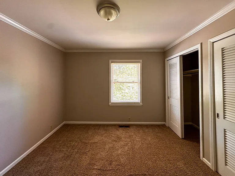 2305 Mirror Lake Dr — Photo 19