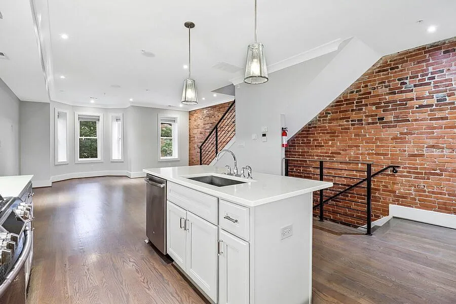 Modern 3BR Condo with 3 Full Baths, Private Balcony & Open Living — Photo 4