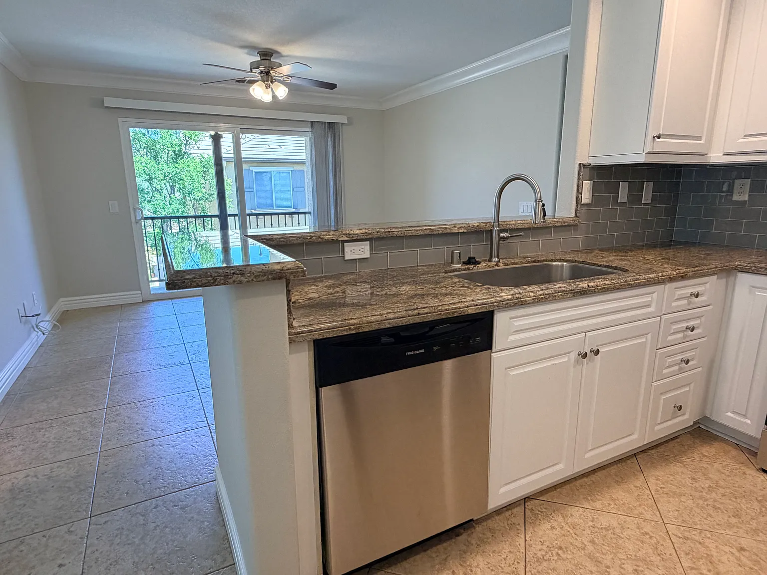 2 bed, 1121 sqft, $3,100 — Photo 2