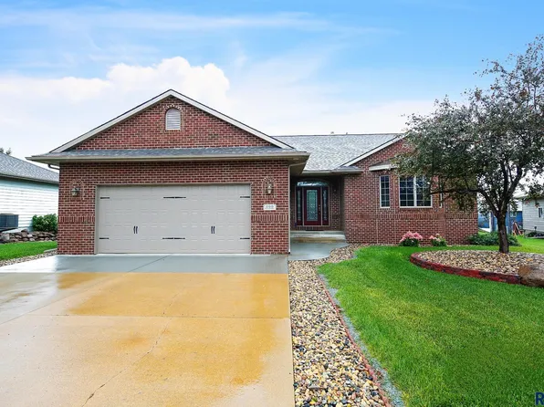 200 S Dewberry Cir, Sioux Falls, SD 57110