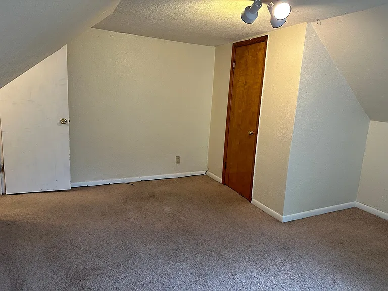 415 S High St — Photo 16