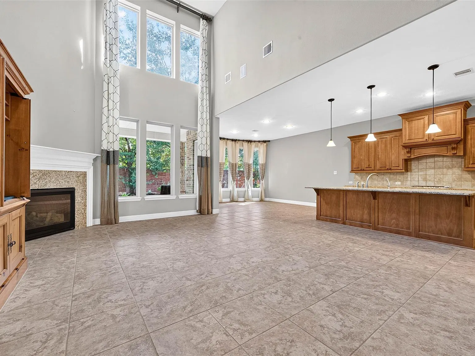 5 bed, 4.5 bath, 3303 sqft, $3,500 — Photo 3