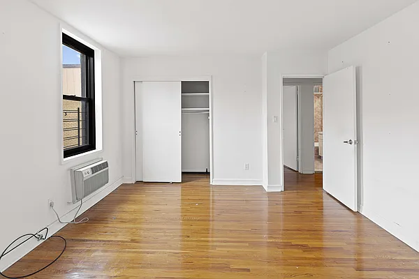 Sold by Thomas Lipovetsky, LREB | media 12