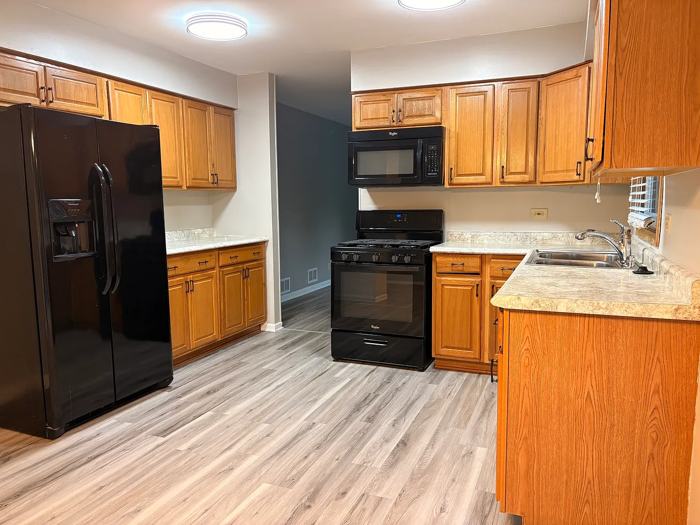 4 bed, 4.0 bath, 2014 sqft, $3,100 — Photo 4
