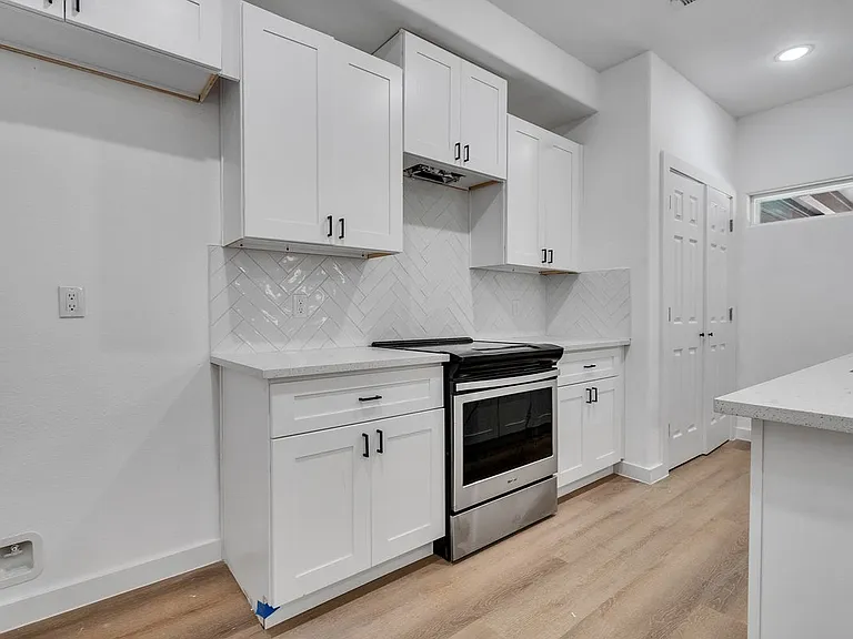 1052 N Lane St — Photo 12