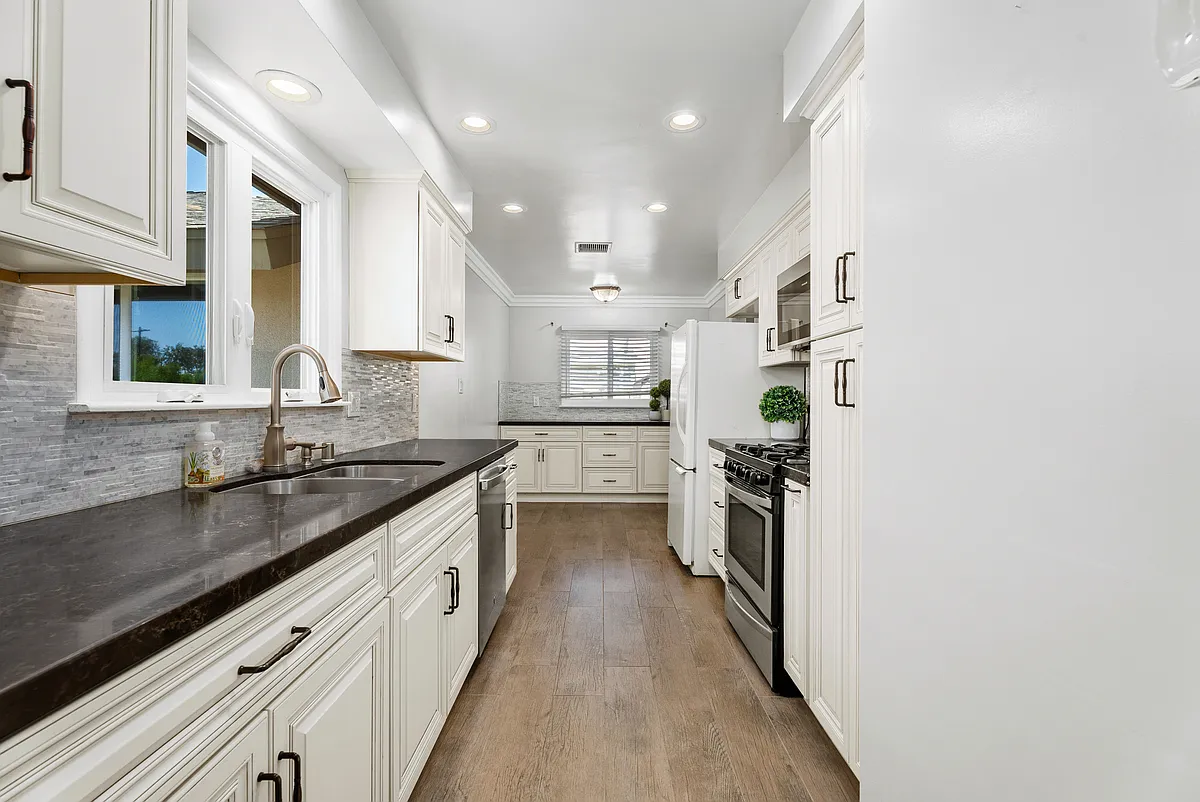 3 bed, 1214 sqft, $3,950 — Photo 3