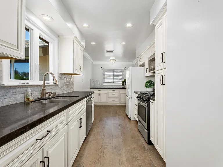 1325 W Ash Ave — Photo 3
