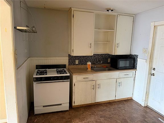 4th image of 4925 Monitor St