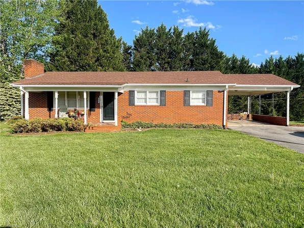 424 N Main St, Dobson, NC 27017