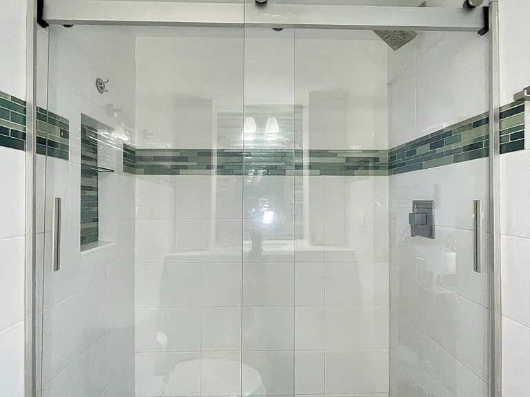 Full size and tiled shower.