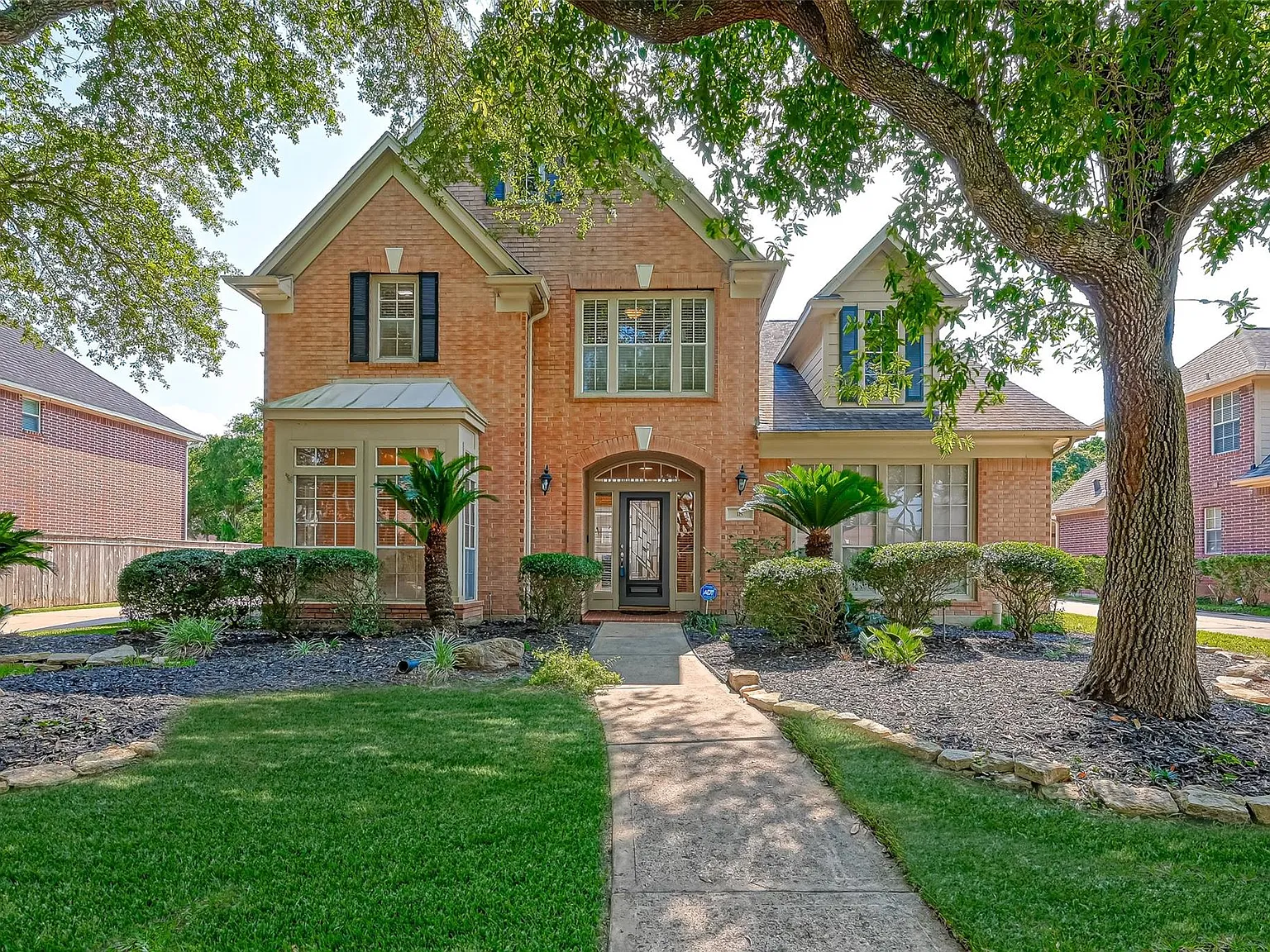 5 bed, 3.5 bath, 3649 sqft, $3,800 — Photo 3