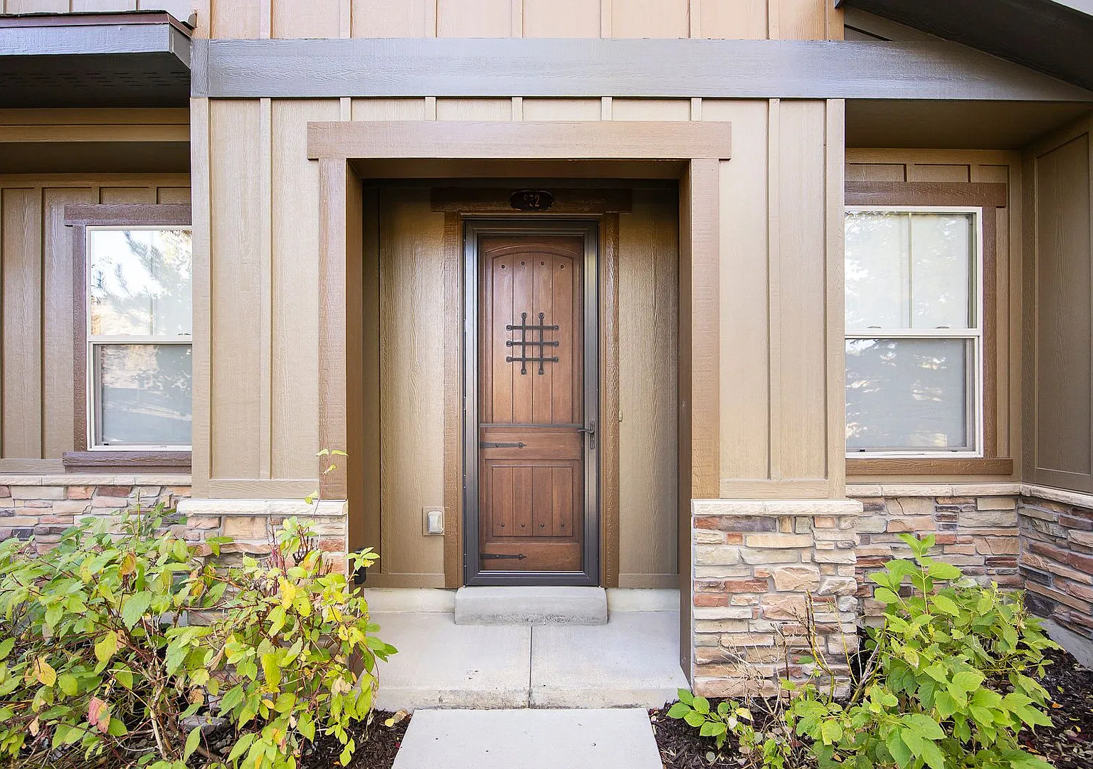 Fully Furnished Mountain Modern Twin Home Steps From Clubhouse Amenities — Photo 2
