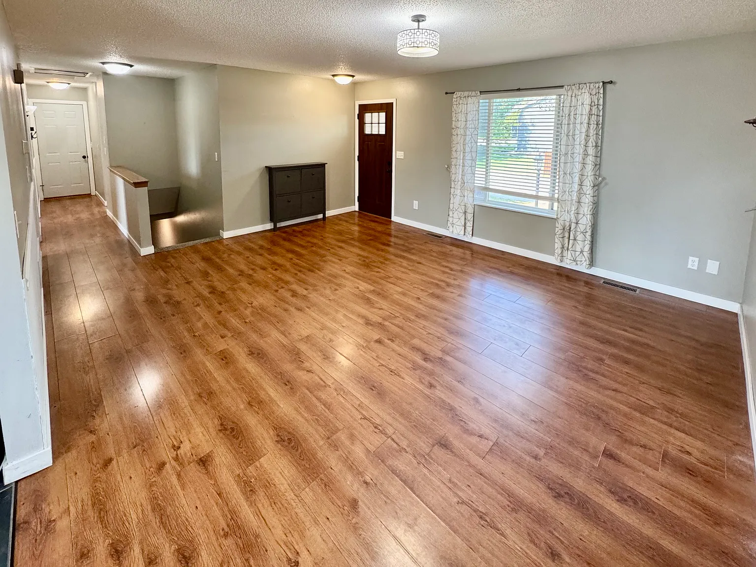 4 bed, 2016 sqft, $2,500 — Photo 3