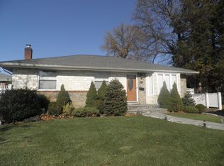 100 Circle Dr, Syosset, NY 11791