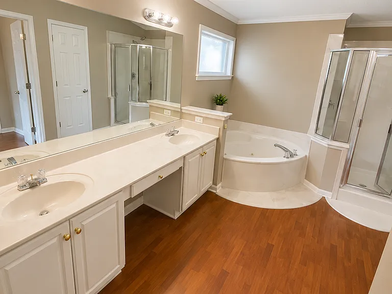 9901 Woodland Bend Dr — Photo 10