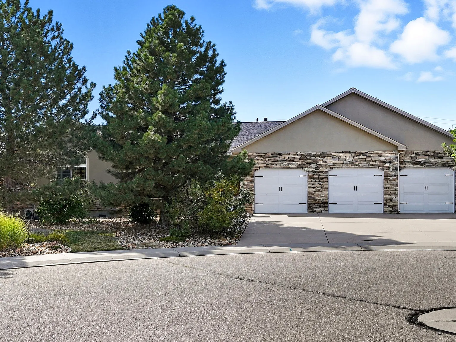 5 bed, 5000 sqft, $5,000 — Photo 1