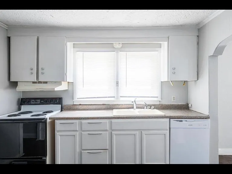 2108 N Ball Ave — Photo 8