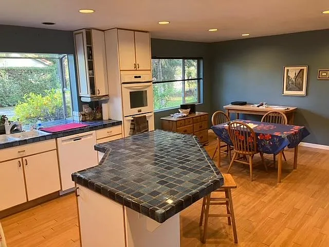 4 bed, 2133 sqft, $8,500 — Photo 3