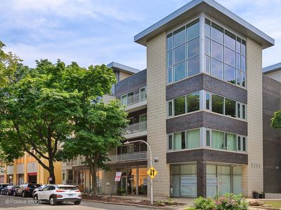 3255 N Paulina St APT 3B, Chicago, IL, 60657