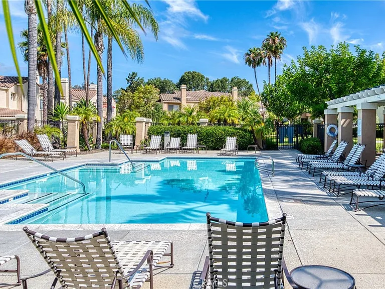 208 Chandon — Photo 30