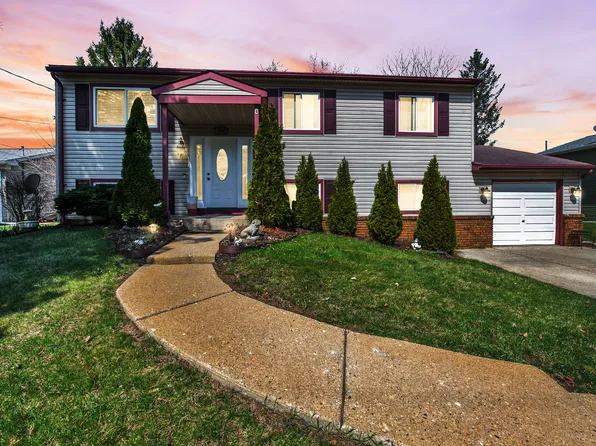 4051 Loch Dr, Highland, MI 48357