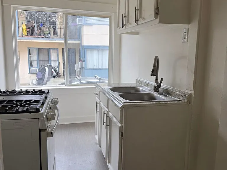 2110 S Bonsallo Ave — Photo 6