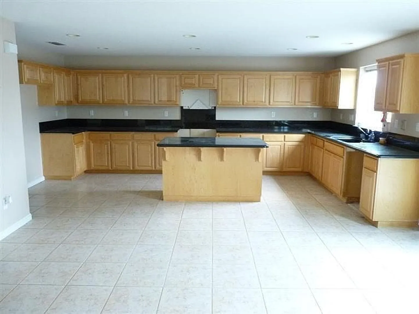 Coming Soon- Do Not Disturb Tenants- Beautiful 4 Bed, 2.5 Bath With Pool In Brentwood — Photo 2