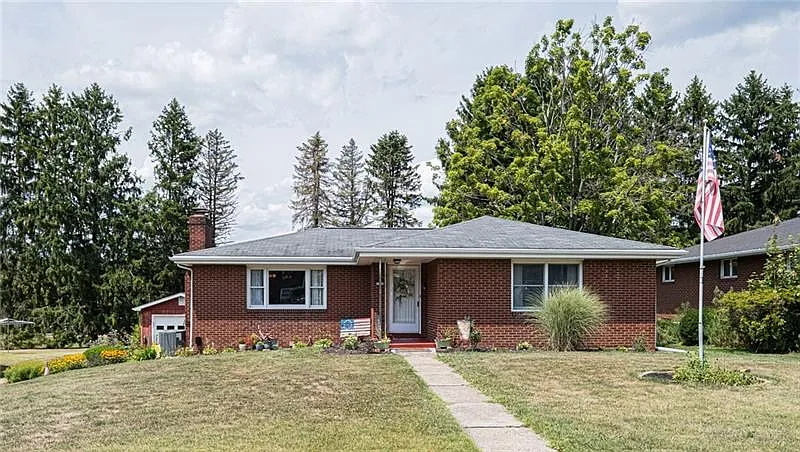 1204 Edgewood Dr photo 1