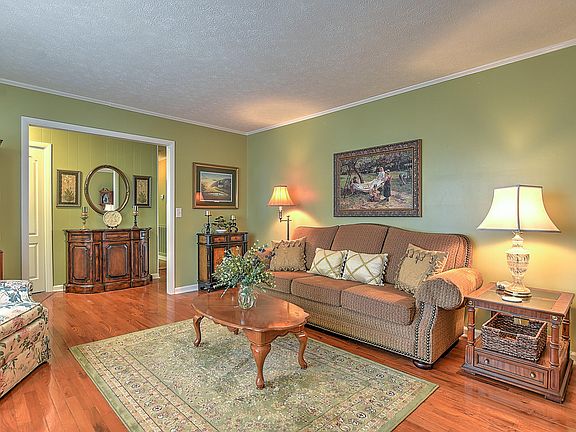 5th image of 436 Meadowcrest Dr