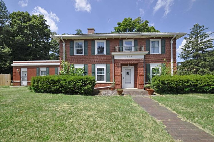 1st image of 203 S Ironwood Dr