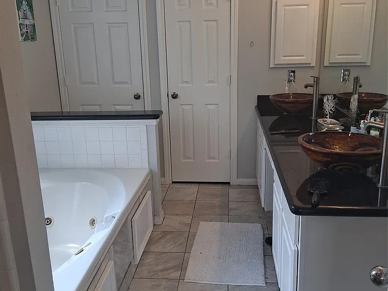 7915 Wolfield Ln — Photo 10