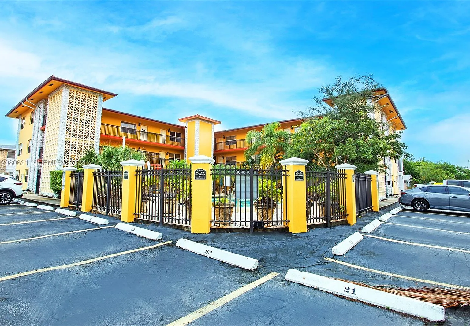 Sevilla Courts Condo — Photo 2