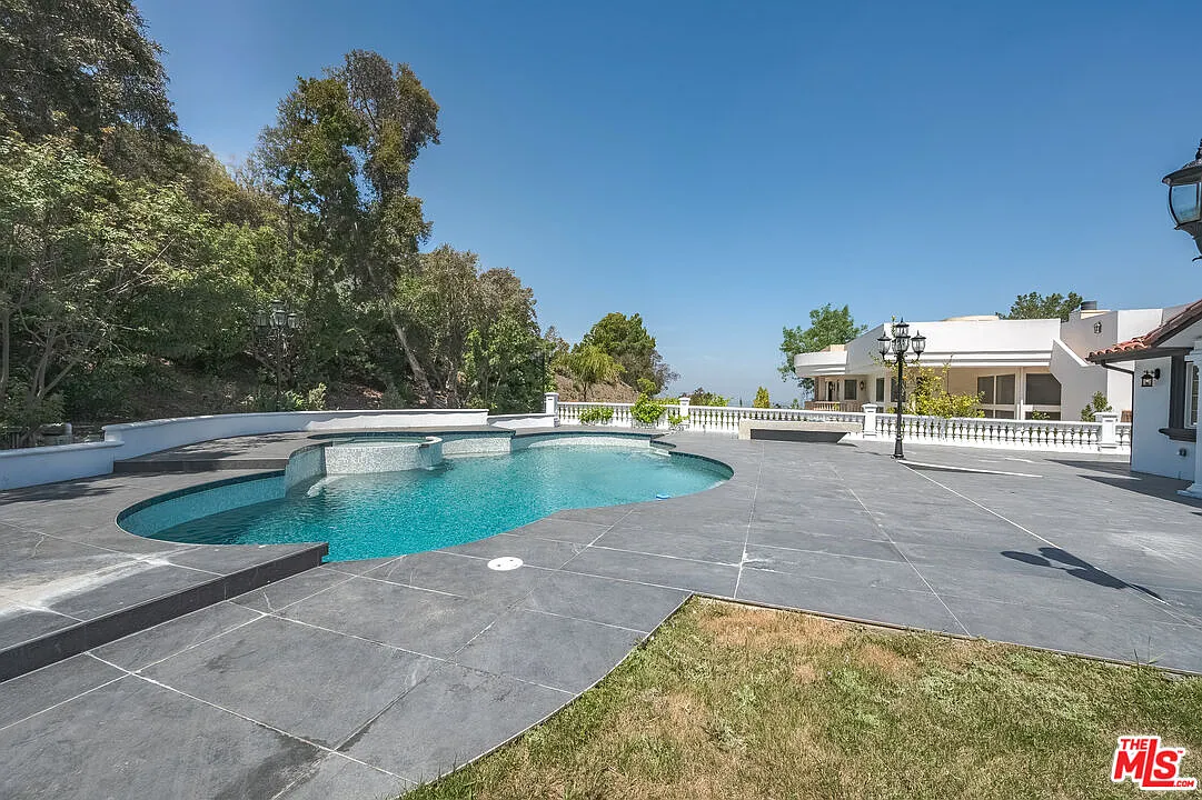 5 bed, 5.5 bath, 4618 sqft, $15,950 — Photo 3