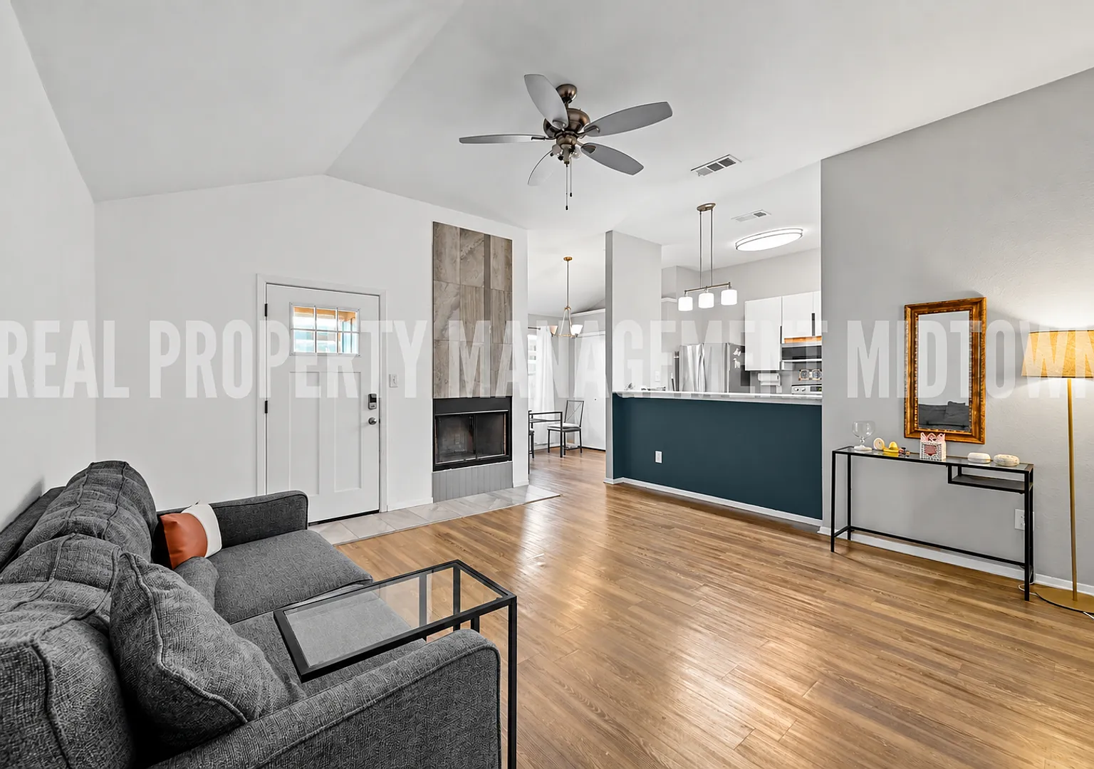Modern 2-Bedroom Home with Open Living Space in Arlington — Photo 2