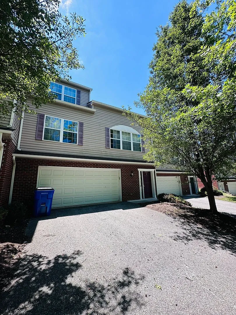 3 Bedroom 2.5 Half Bath Townhouse with 2 Car Garage — Photo 1