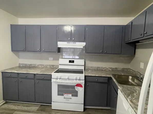 2303 Holiday Ter APT 39, Lansing, IL 60438