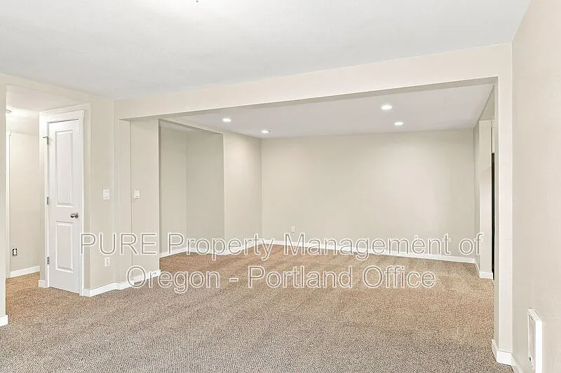 5 bed, 2.0 bath, 2106 sqft, $3,395 — Photo 2