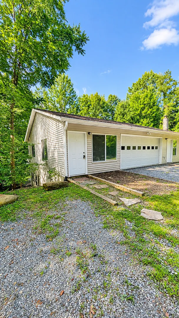 Black Mountain Garage Apartment- One occupant only! 6 Month Lease! — Photo 1