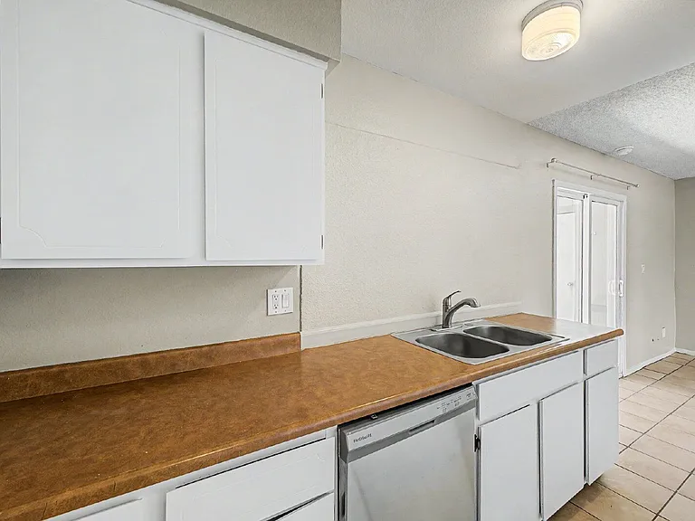 2521 N 49th Ave — Photo 16