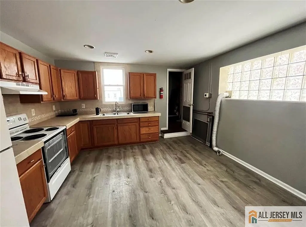 3 bed, 1.5 bath, 6390 sqft, $3,200 — Photo 1