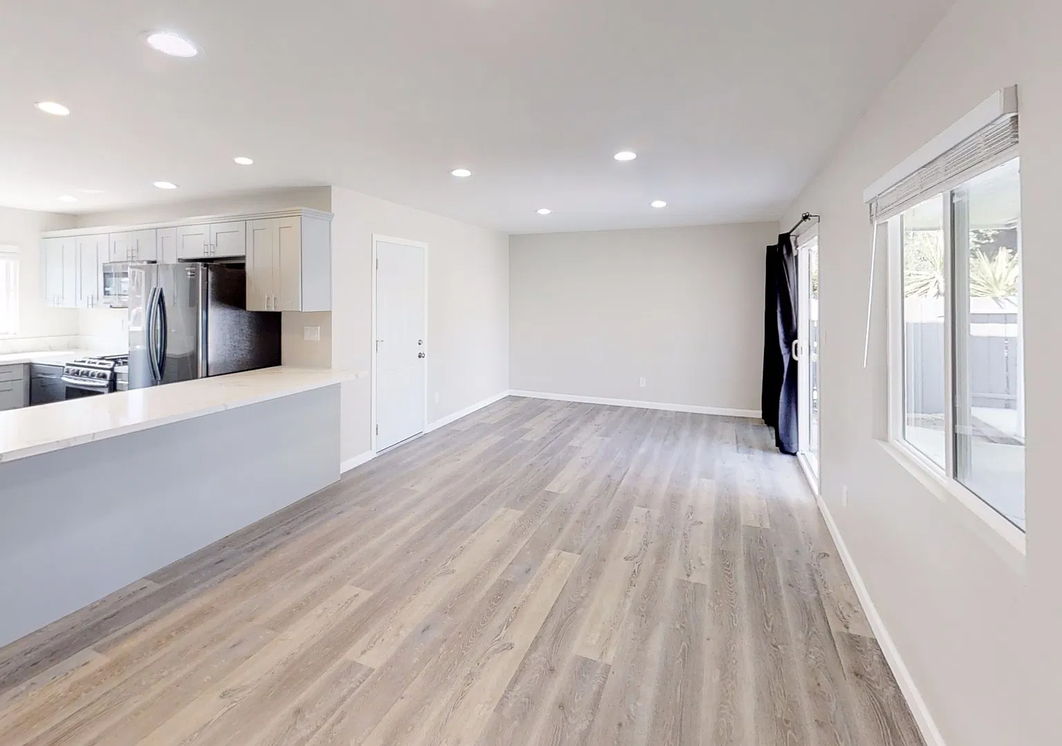5BD/2BA with Garage! — Photo 4