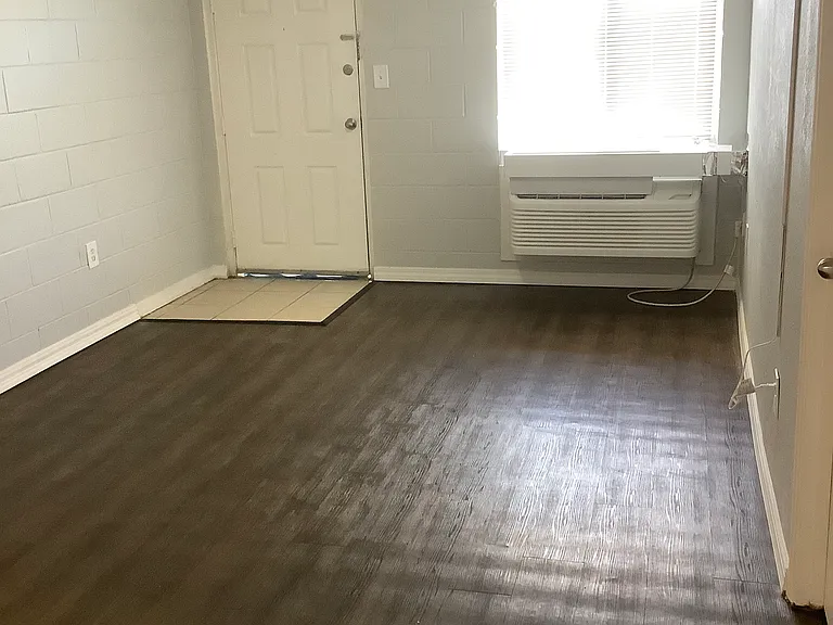 Campus Walk Apartments — Photo 14