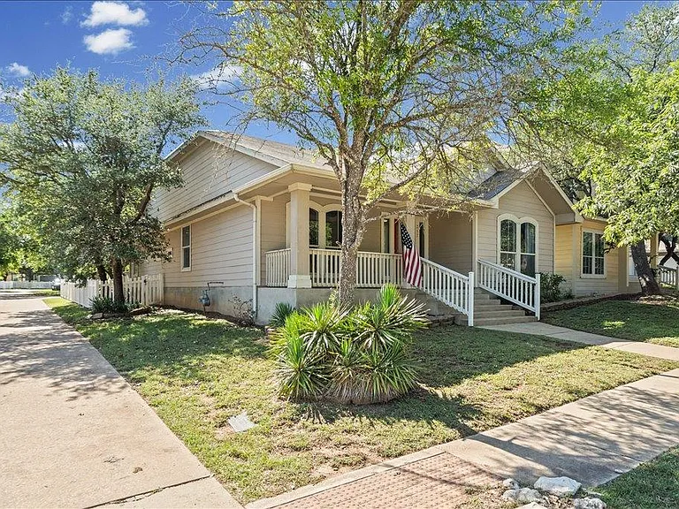 317 Bandstand Ln — Photo 2