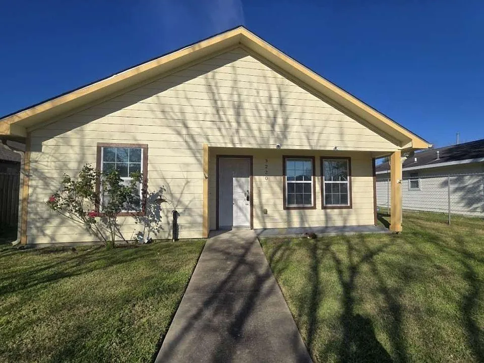 3220 Iowa St