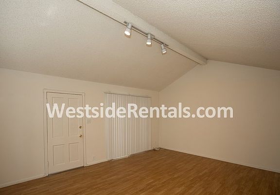 5th image of 728 Westmount Dr