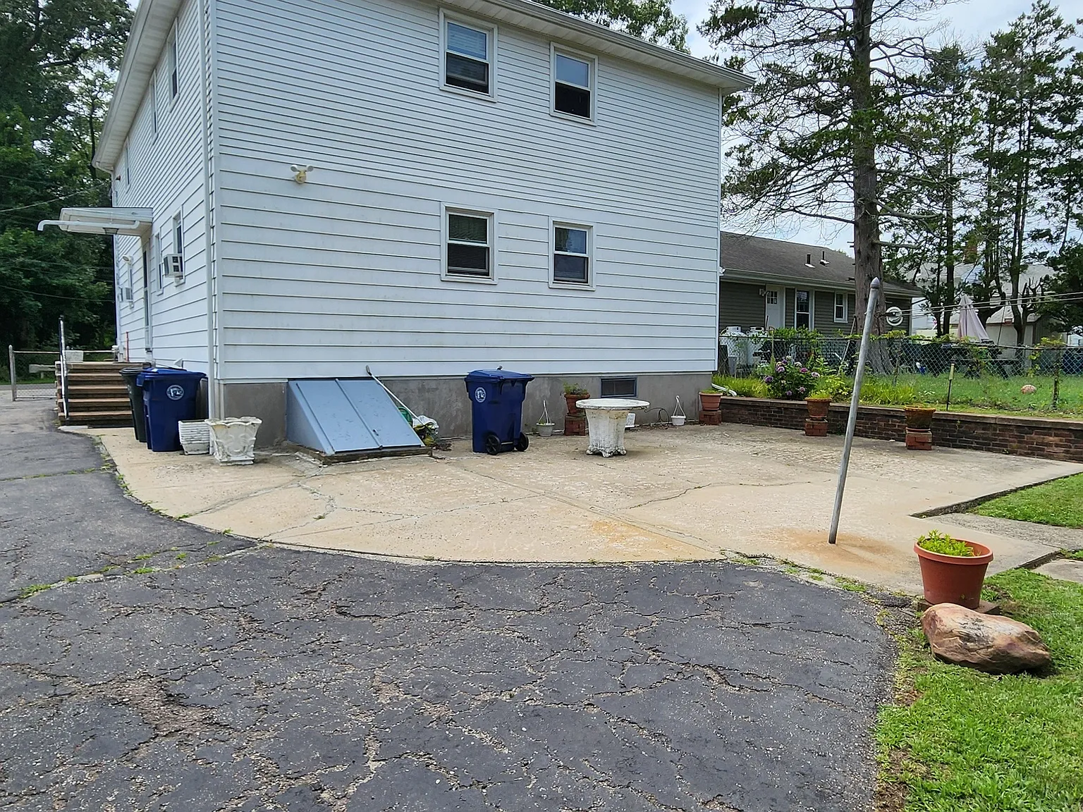 3 bed, 1.0 bath, 1120 sqft, $2,300 — Photo 2