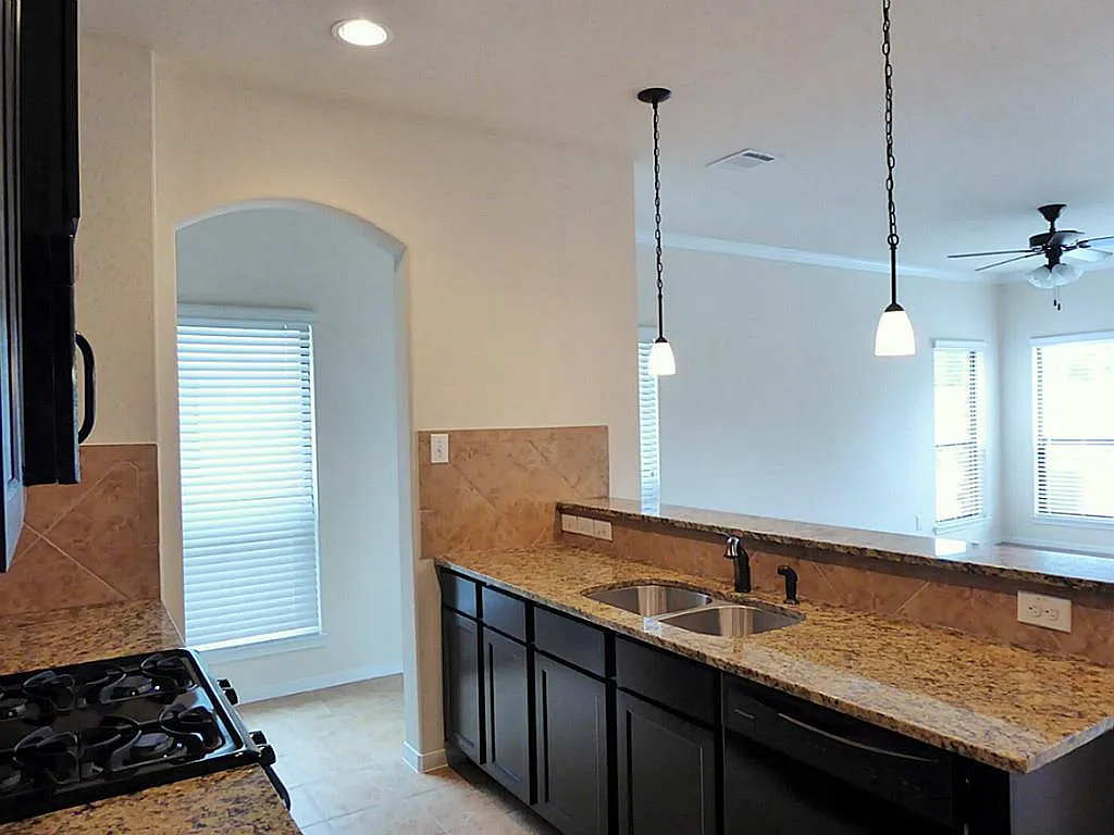 4 bed, 2.5 bath, 2026 sqft, $2,200 — Photo 4