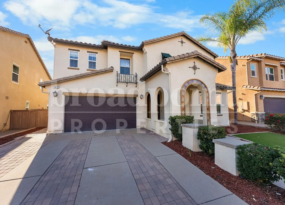 5 bed, 3.5 bath, 3335 sqft, $4,895 — Photo 1