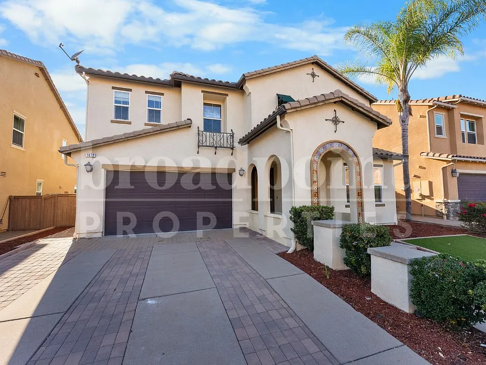 1672 N Las Flores Dr